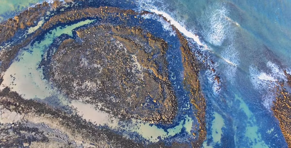 Bãi đá trên bờ biển Scotland này trông giống như một con mắt màu xanh lơ khổng lồ nhìn từ trên cao.