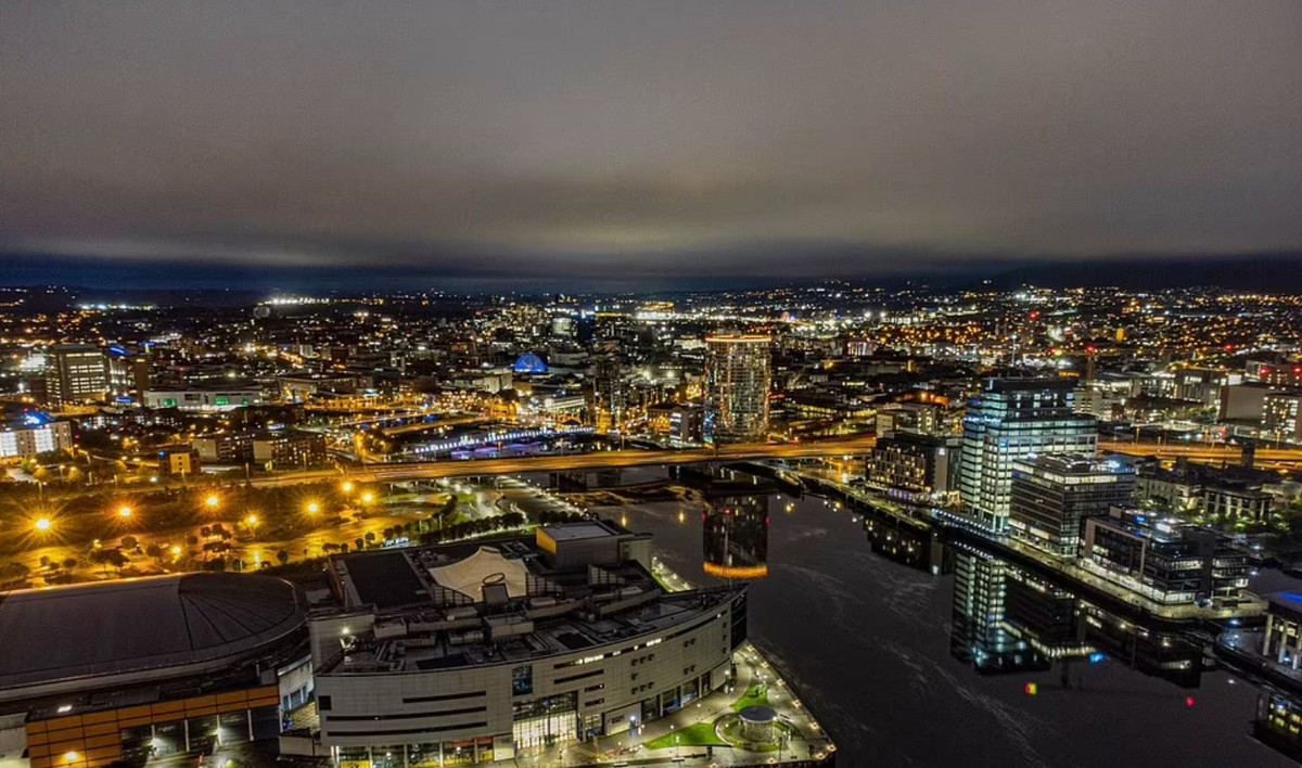 Cảnh đêm với ánh đèn điện lung linh ở Belfast, phản chiếu xuống mặt sông Lagan - một trong những hình ảnh chụp bởi máy bay không người lái. Ảnh: Dailymail