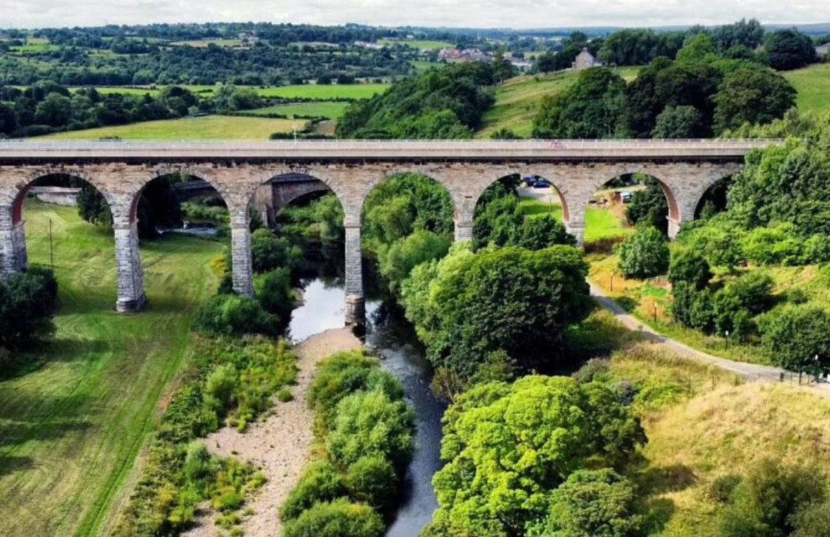 Lợi thế nhỏ gọn của chiếc máy bay không người lái giúp thiết bị này ghi lại được hình ảnh với góc chụp không tưởng. Đây là hình ảnh đẹp chụp bởi drone về cây cầu bắc qua River Wear ở Bishop Aukland, quận Durham.