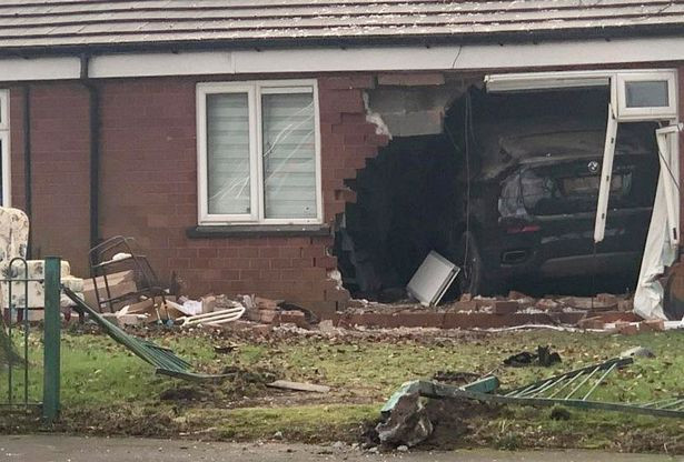 Xe dam xuyen tuong, cu ba 92 tuoi ngoi trong nha bi thuong nang-Hinh-2