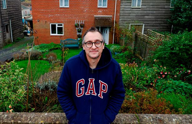 Nguoi dan ong song trong nha rach nat hang thap ky cho... tan the-Hinh-4