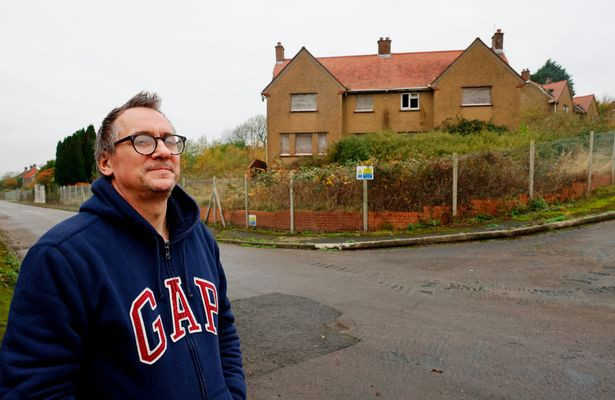 Nguoi dan ong song trong nha rach nat hang thap ky cho... tan the