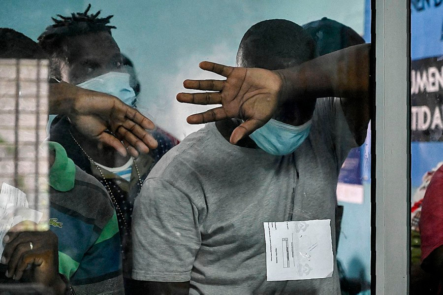 Hàng nghìn người được cho là đã được đưa vào Mỹ, hơn 4.000 người bị trục xuất về Haiti, và hầu hết những người còn lại đang quay tìm cách trở về Mexico.