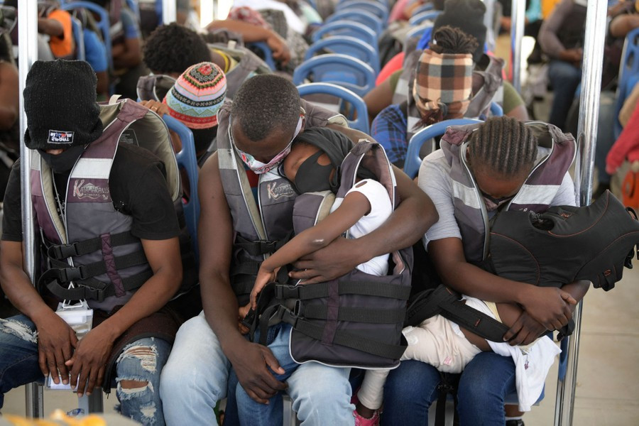 Bất chấp chuyến đi nguy hiểm, đầy thử thách kéo dài hàng nghìn dặm, các cá nhân và gia đình tị nạn hy vọng họ sẽ tìm được một cuộc sống mới tốt đẹp hơn.