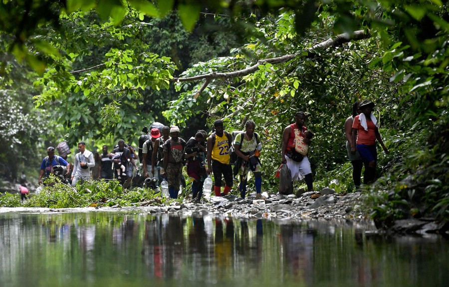 Từ Acandi, những người Haiti tị nạn bắt đầu đi bộ, trang bị dao rựa, đèn và lều, bất chấp hành trình 5 ngày nguy hiểm đến Panama xuyên qua rừng rậm. Họ đã phải chiến đấu với loài vật nguy hiểm, vượt qua những khe núi dốc, dòng sông chảy xiết, nhiều trận mưa như trút nước và cả tội phạm.