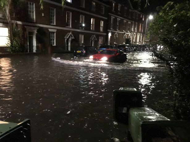 Ngap lut o Anh: Nuoc dang cao toi dau goi nguoi di bo