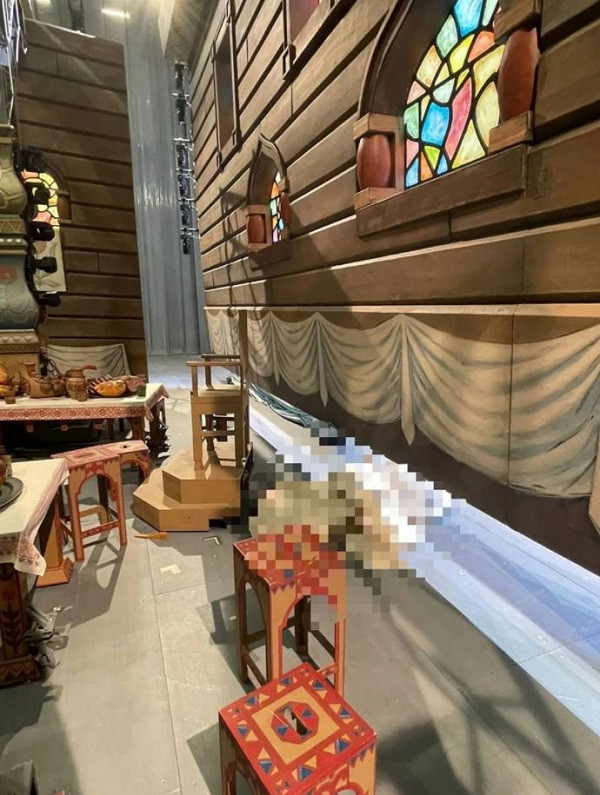 Kinh hoang khoanh khac nghe si Nga bi kep tu vong tren san khau-Hinh-2