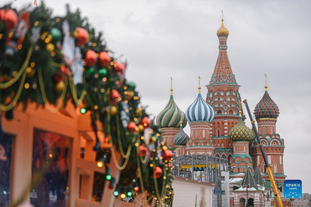 Quảng trường Đỏ và nhà thờ Saint Basil's Cathedral ở Moscow (Nga) lộng lẫy trong mùa Giáng sinh năm 2021. Ảnh: Xinhuanews