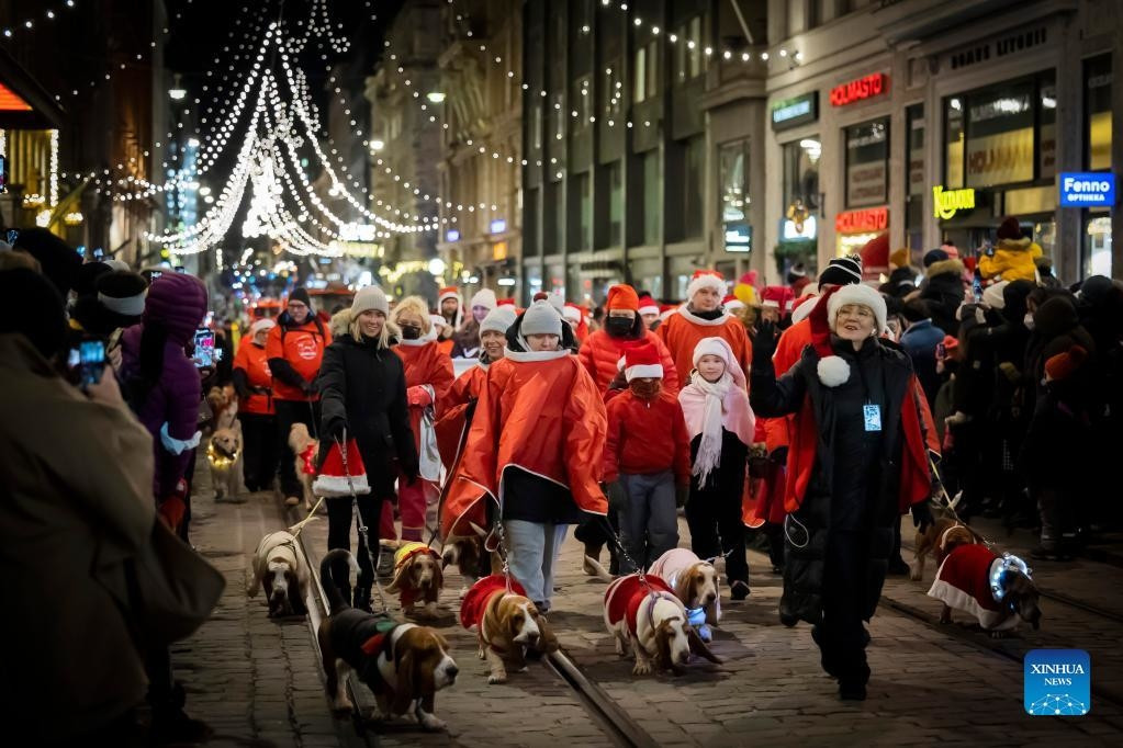 Những ông già Noel đủ mọi độ tuổi cùng nhau diễu hành trong một sự kiện Giáng sinh ở Helsinki, Phần Lan. Ảnh: Xinhuanews