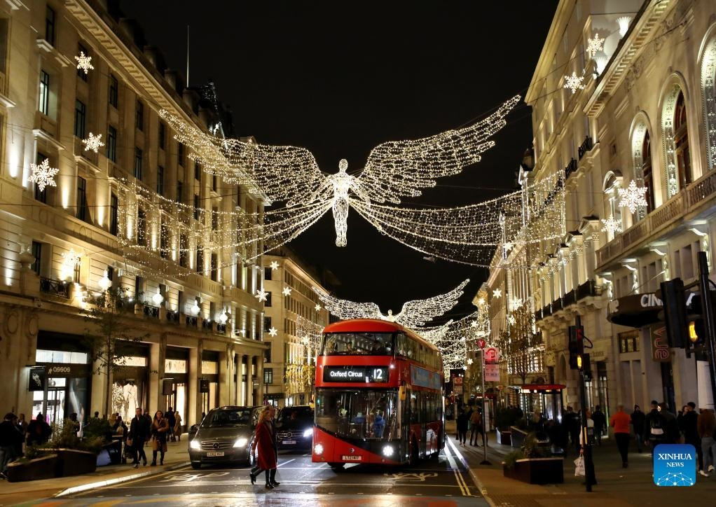 Từ đầu tháng 11 hàng năm, phố Regent nổi tiếng ở Oxford, Anh đã trở nên lộng lẫy với dàn đèn trang trí hình thiên thần. Ảnh: Xinhuanews