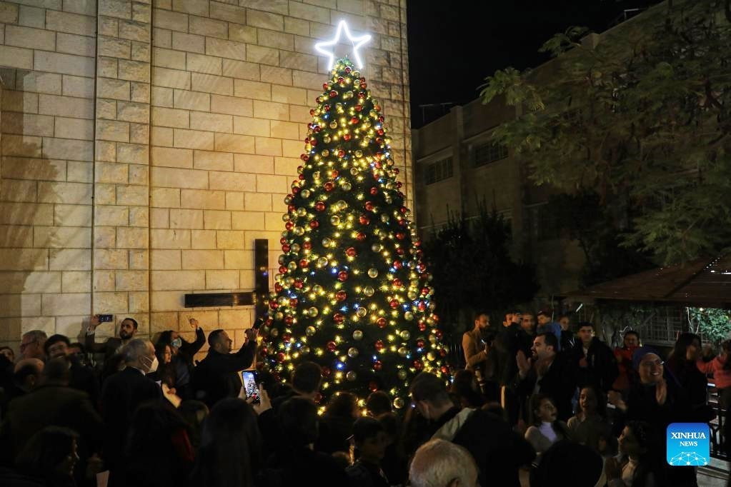 Nhiều người tập trung đón lễ thắp sáng cây thông Noel ở một nhà thờ tại thành phố Gaza, Palestine ngày 18/12. Ảnh: Xinhuanews
