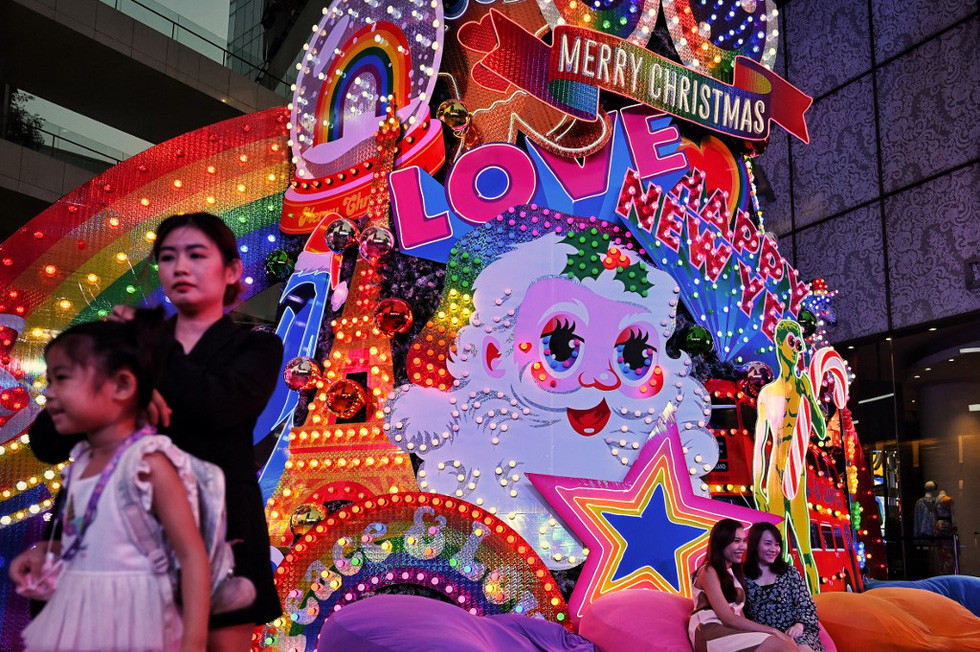 Các nước châu Á cũng tưng bừng chào đón mùa lễ hội năm 2021 với không khí vô cùng nhộn nhịp. Mọi người chụp ảnh bên ngoài một trung tâm thương mại ở thủ đô Bangkok, Thái Lan. Ảnh: AFP