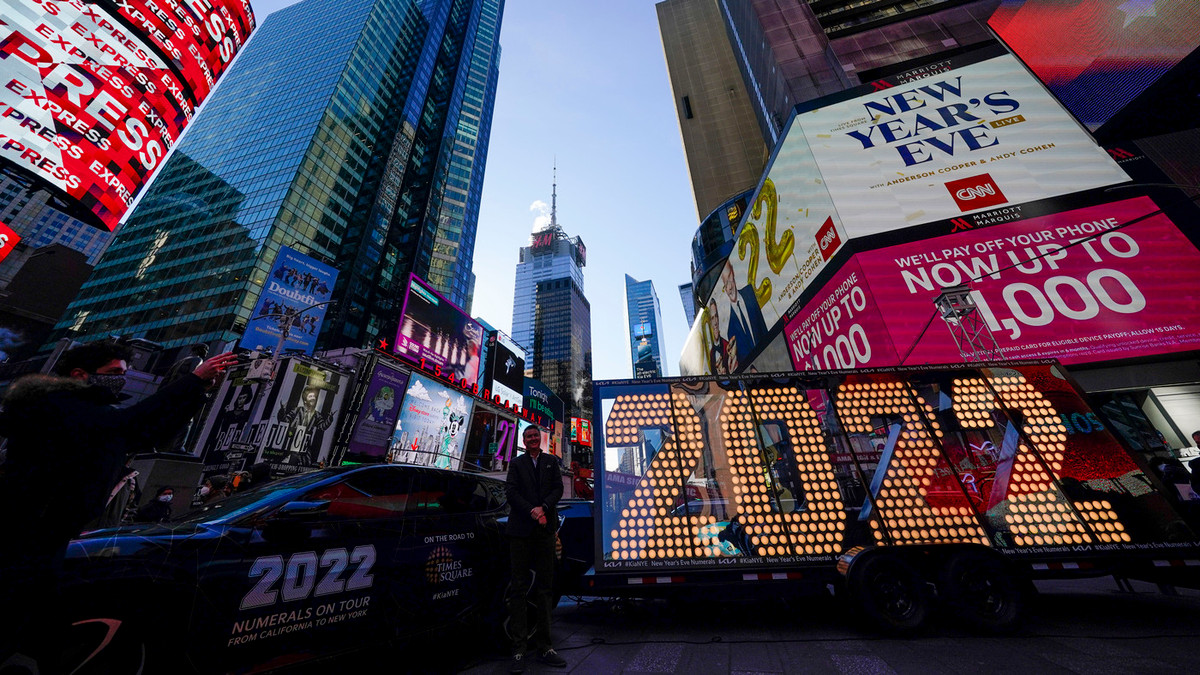 Mỹ được biết đến với những bữa tiệc đón giao thừa nhộn nhịp nhất, tuy nhiên năm nay, hàng loạt thành phố cũng đã hủy bỏ sự kiện đón năm mới trước bối cảnh căng thẳng dịch COVID-19. Ảnh: NPR