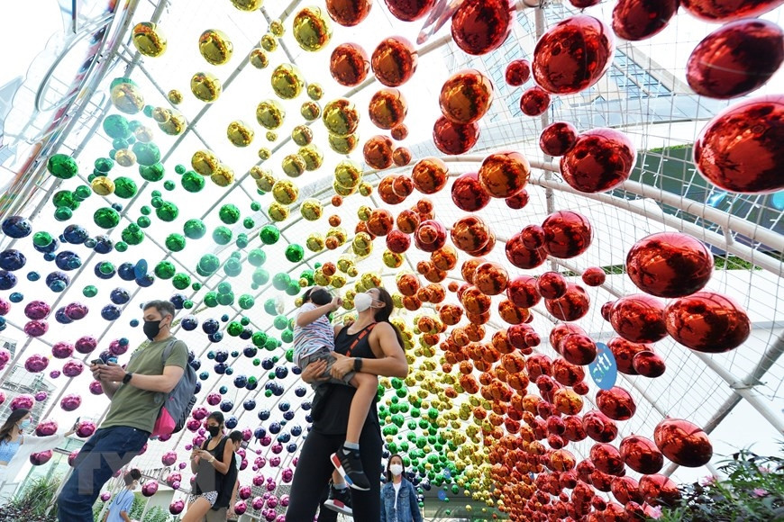 Không khí đón Giáng sinh và năm mới tại các nước châu Á có vẻ nhộn nhịp hơn. Tại Bangkok, Thái Lan, những địa điểm ngoài trời vẫn được phép tổ chức các sự kiện đón năm mới kèm theo các biện pháp hạn chế. Ảnh: TTXVN