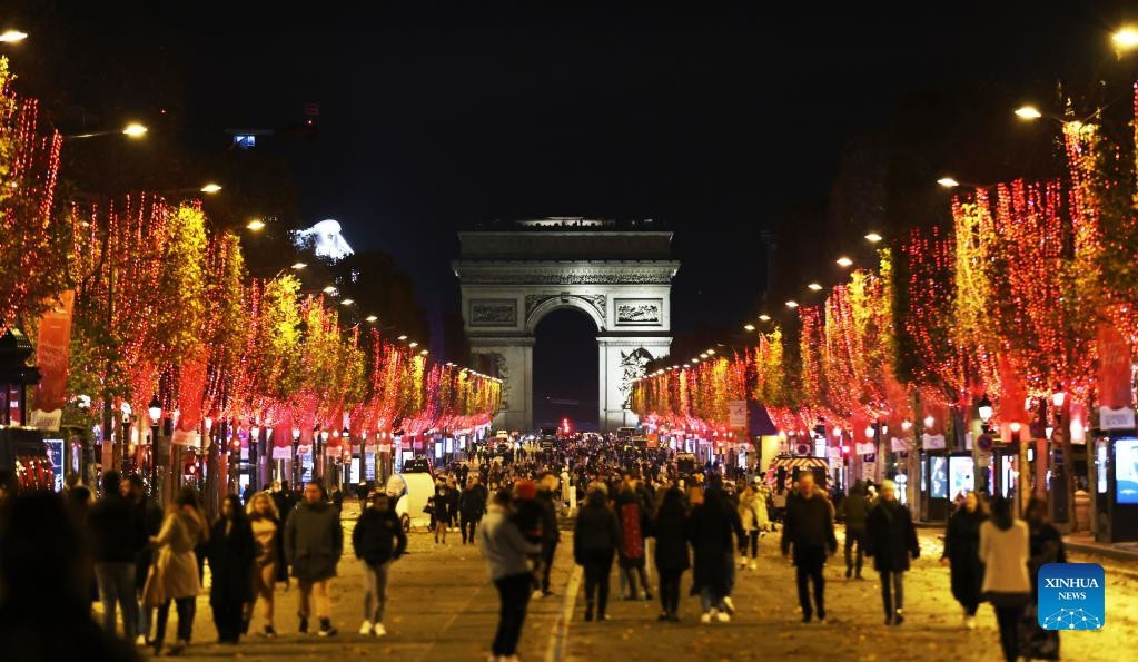 400 cây xanh dọc đại lộ Champs Élysées ở thủ đô Paris (Pháp) đã được thắp sáng ngay từ cuối tháng 11. Tuy nhiên, Paris đã hủy bỏ kế hoạch bắn pháo hoa truyền thống trên đại lộ vào đêm giao thừa vì sự gia tăng các ca mắc COVID-19 mới. Ảnh: Xinhuanews