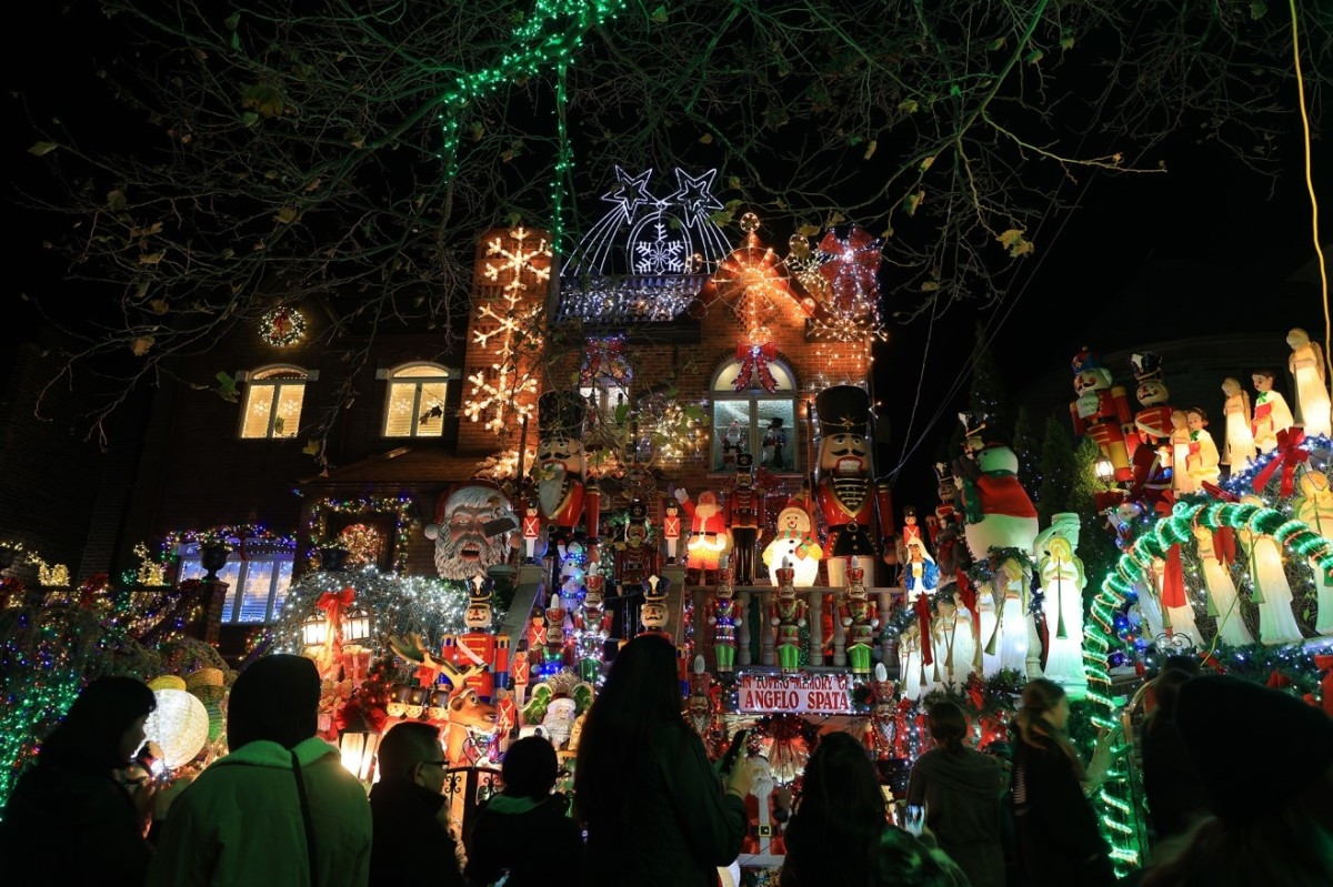 Tại thành phố New York, Mỹ, khu phố giàu có Dyker Heights tại quận Brooklyn là một trong những điểm đến hút khách nhất. Để đón năm mới, những ngôi biệt thự trang hoàng hoành tráng với tượng ông già Noel khổng lồ, tuần lộc, người tuyết, đèn điện lấp lánh,... Ảnh: New York Post