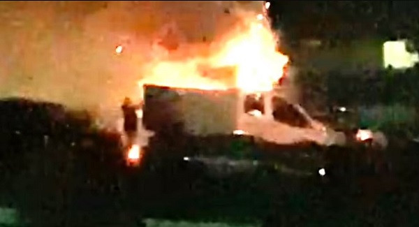 Xe tai cho phao hoa phat no, khan gia hoang loan bo chay