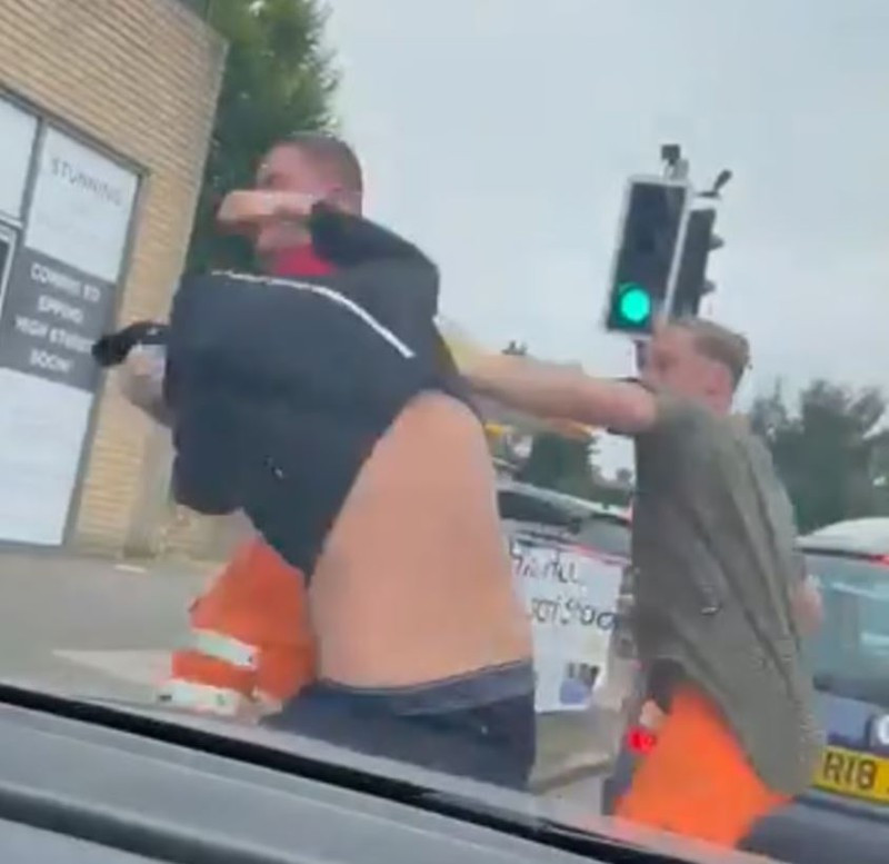 Những khoảnh khắc khó tin trong cuộc khủng hoảng thiếu xăng tại Anh - Hình 11 Nhung khoanh khac kho tin trong cuoc khung hoang thieu xang tai Anh-Hinh-11