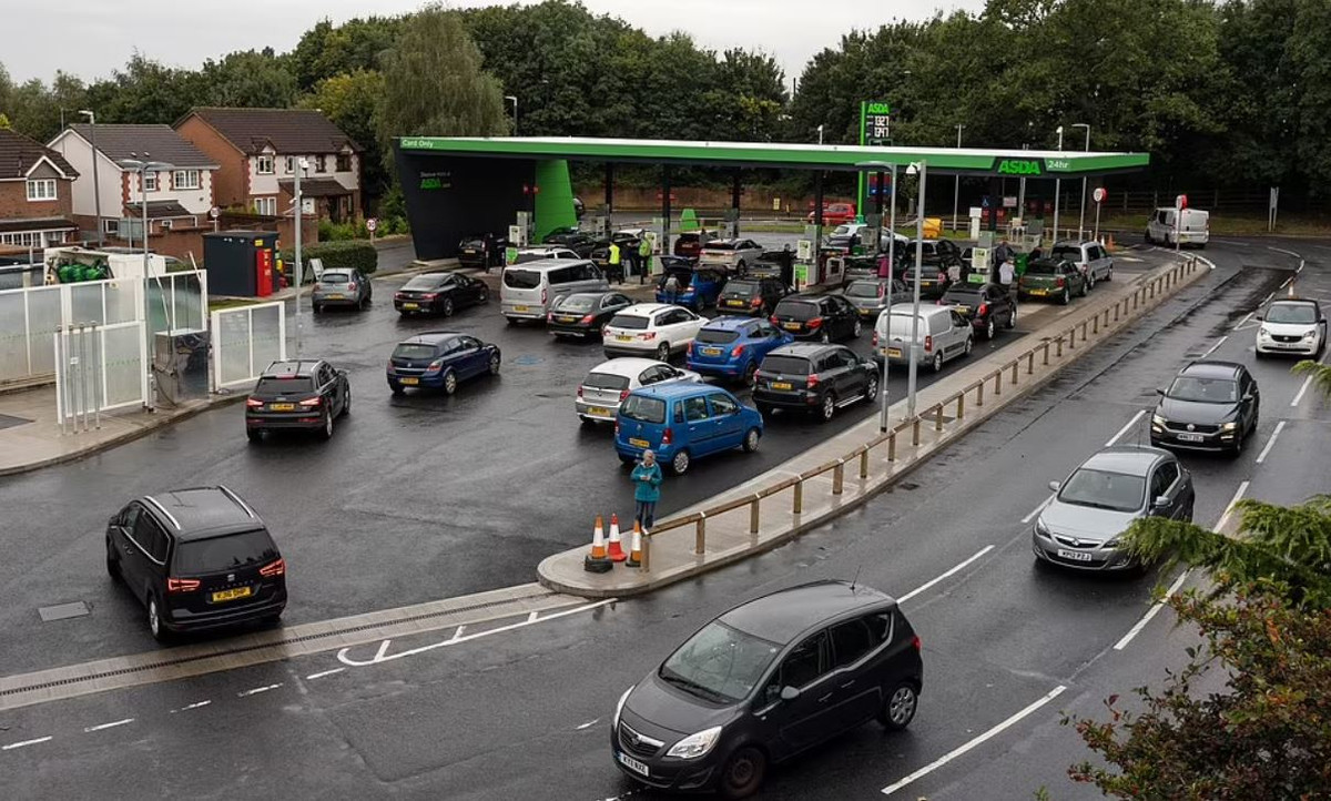 Nhung khoanh khac kho tin trong cuoc khung hoang thieu xang tai Anh-Hinh-3