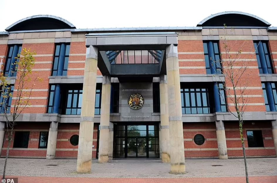 Nu giao vien xam hai be gai bi chong moi cuoi to cao-Hinh-3