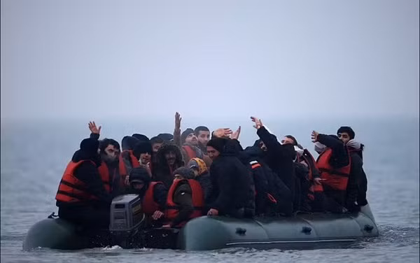 Chim tau vuot bien qua eo bien Manche, Anh - Phap “da bong” trach nhiem