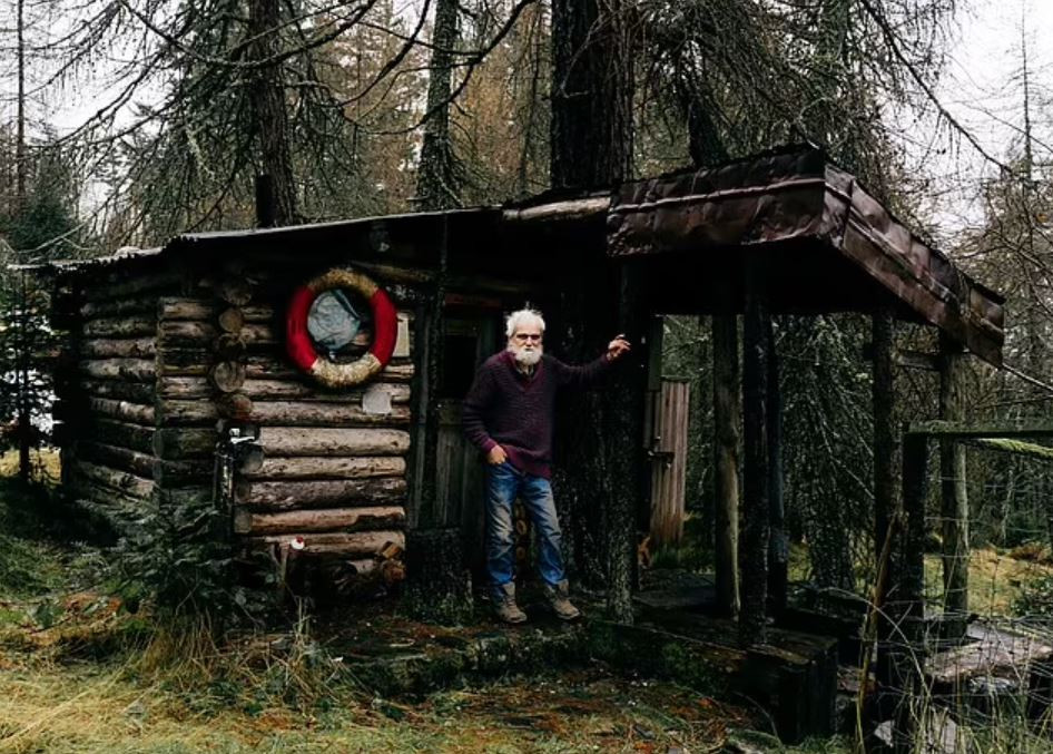 Nguoi dan ong 40 nam tu... gian cach voi toan bo xa hoi-Hinh-2