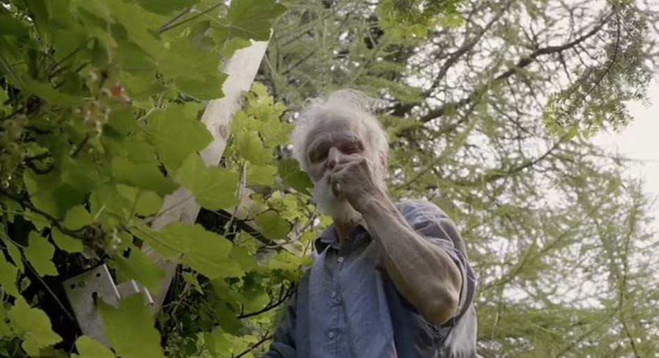 Nguoi dan ong 40 nam tu... gian cach voi toan bo xa hoi-Hinh-4