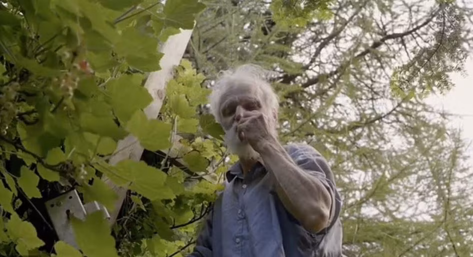 Nguoi dan ong 40 nam tu... gian cach voi toan bo xa hoi-Hinh-4