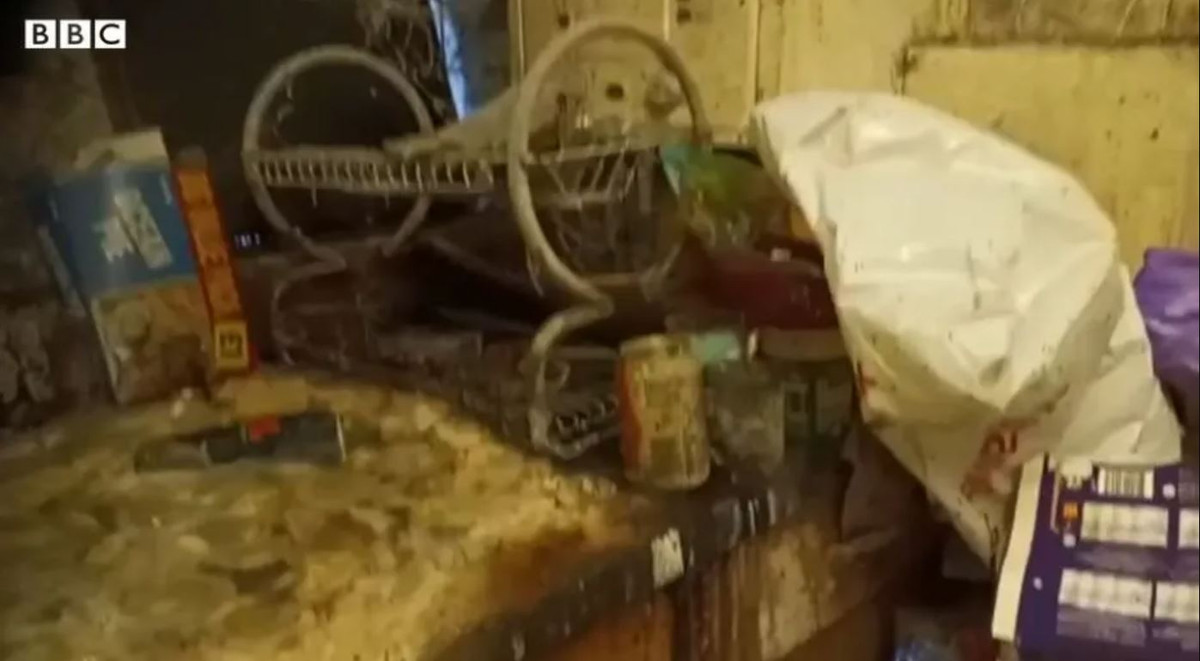 Nguoi dan ong dang thuong suyt... chet duoi trong can nha ngap rac-Hinh-3