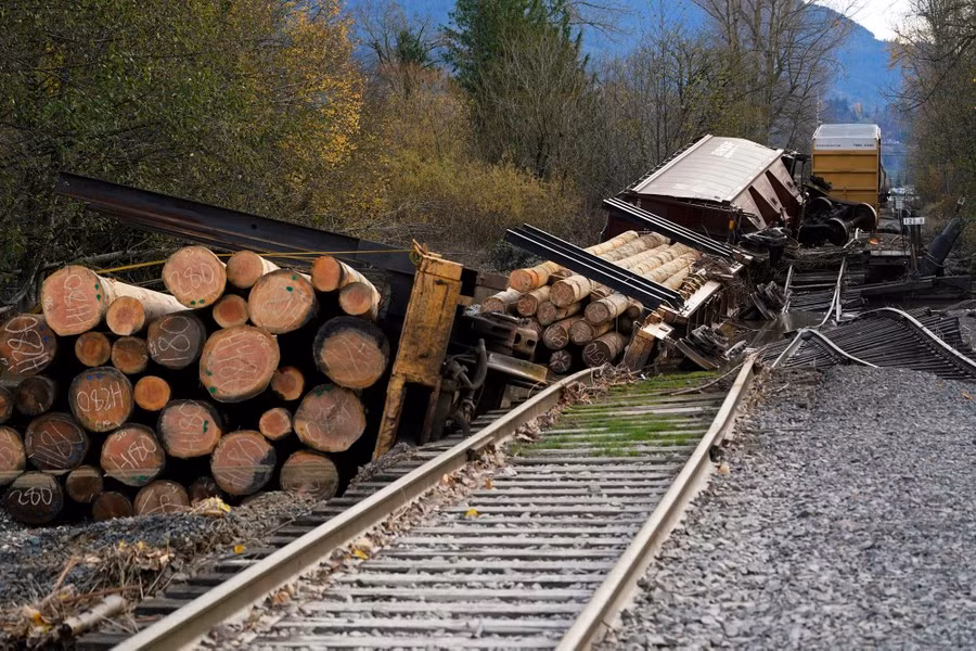 Các toa xe lửa rơi khỏi đường ray bị lũ cuốn chắn ngang đường sắt BNSF ở Sumas, Washington, Mỹ.