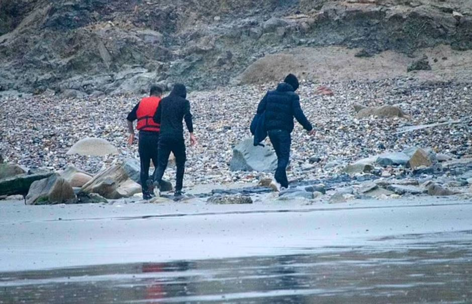 Sieu loi nhuan tu thu doan buon nguoi tu Phap sang Anh-Hinh-3