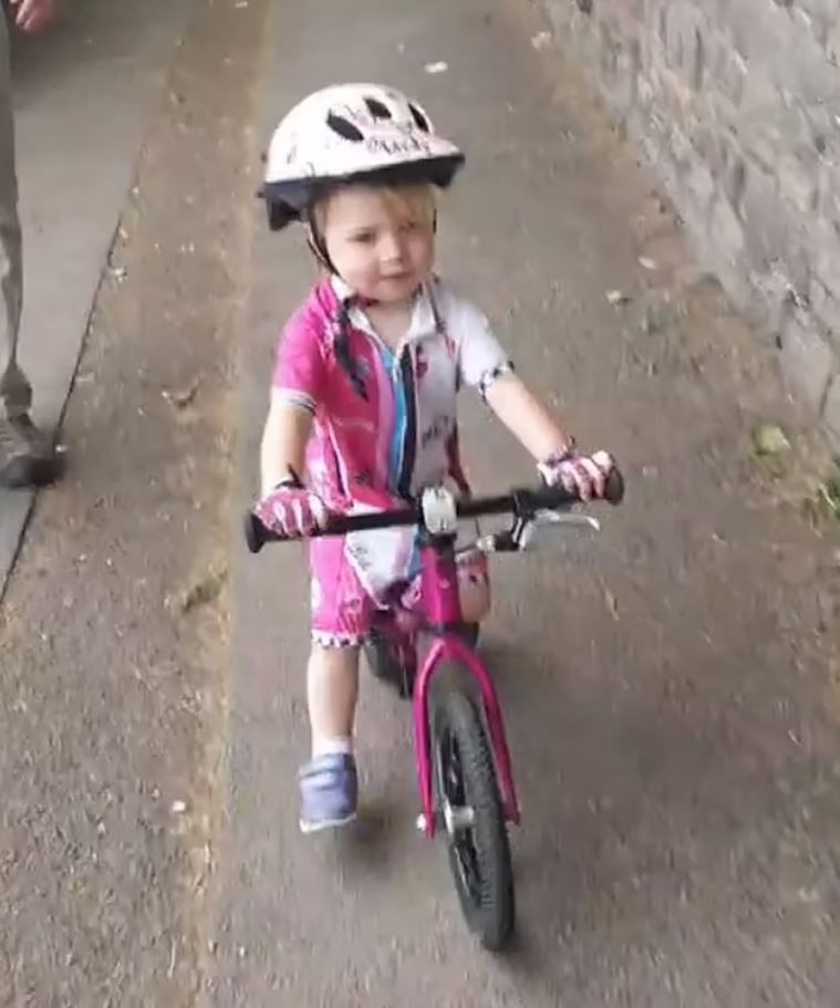 “Quai xe” 4 tuoi di xe dap mot banh cuc dinh-Hinh-2