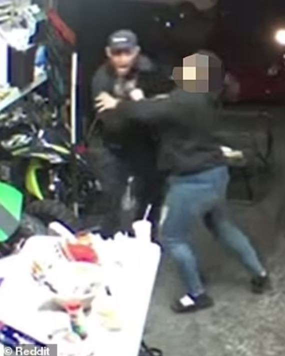 My: Ba me tay khong dau nhau voi ten nghien bao ve 2 con-Hinh-2