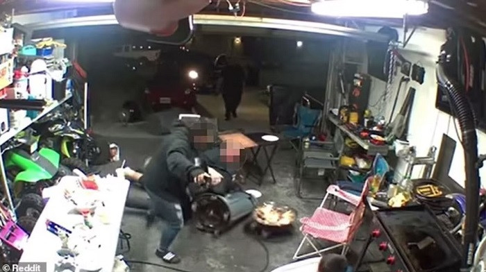 My: Ba me tay khong dau nhau voi ten nghien bao ve 2 con-Hinh-3