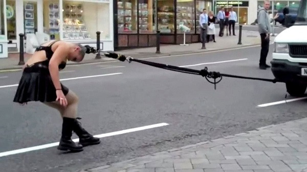 Choáng: Người phụ nữ dùng... tóc kéo xe tải đi đổ xăng Choang: Nguoi phu nu dung... toc keo xe tai di do xang