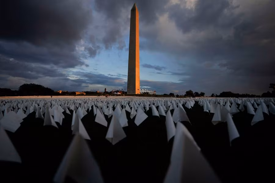 Số người chết ở Mỹ do COVID-19 hiện đã vượt quá 675.000 người - nhiều hơn số ca tử vong ghi nhận được trong đại dịch cúm năm 1918. Dữ liệu mới cho thấy cứ 500 người sống ở Mỹ thì có một người chết vì COVID-19