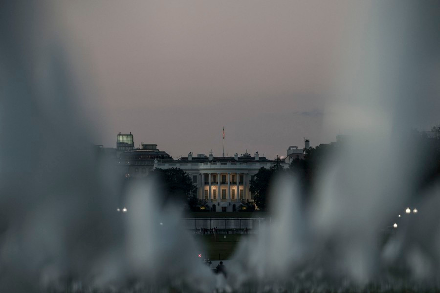 Nhà Trắng được nhìn thấy qua những lá cờ của công trình "Ở Mỹ: Hãy nhớ"