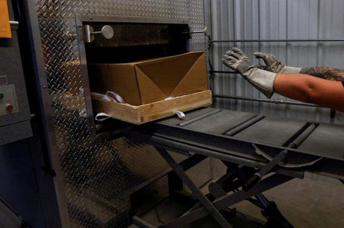 “Điều mà mọi người thấy là điều cộng đồng chúng tôi đang trải qua. Các buồng lạnh tại nhà tang lễ của chúng tôi đã quá tải, thiếu nguồn lực để chăm sóc những người đã tử vong trong khu vực”, ông Shane Ferrari cho biết.