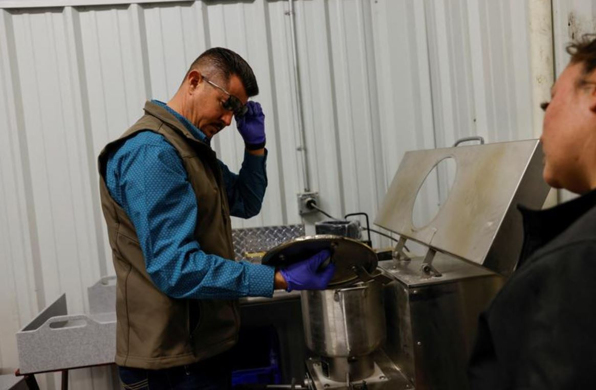 Cảnh sát trưởng Shane Ferrari điều hành một thiết bị hỏa táng tại nhà tang lễ ở Farmington, New Mexico.