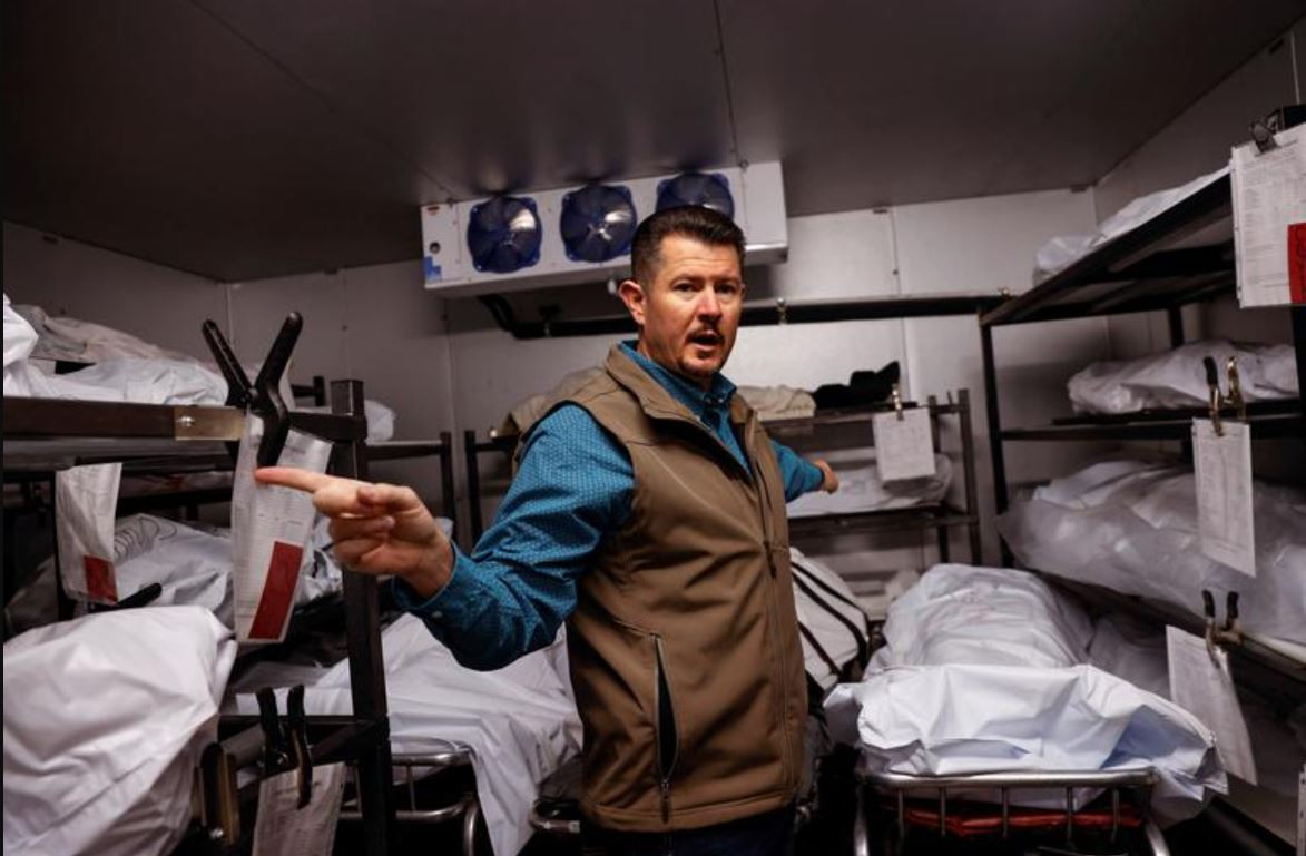 Công việc hàng ngày của ông là sắp xếp các thi thể, dọn dẹp tủ làm lạnh, đánh dấu phân biệt những người chết vì COVID-19 bằng thẻ đỏ và những người khác.