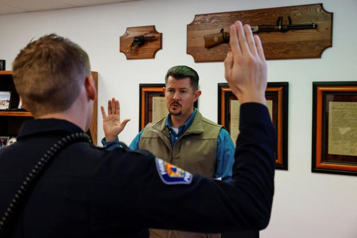 Ông Shane Ferrari là cảnh sát trưởng của hạt San Juan (bang New Mexico, Mỹ). Tuy nhiên từ khi cha qua đời vì COVID-19 vào năm ngoái, ông nối nghiệp cha điều hành nhà tang lễ Farmington của gia đình.