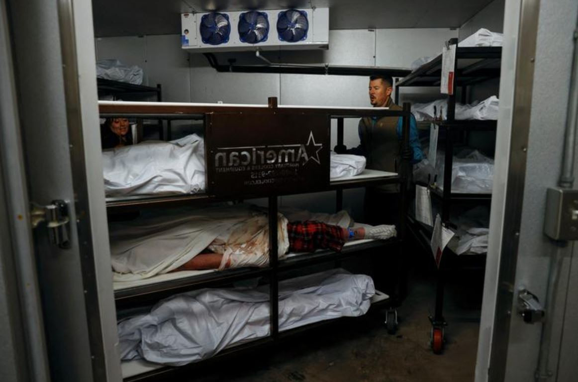 New Mexico nằm trong số những bang nghèo nhất nước Mỹ. Trong đó, hạt San Juan là một trong những nơi có tỉ lệ tử vong vì COVID-19 cao nhất bang, vùng nông thôn có tỷ lệ tiêm chủng rất thấp.