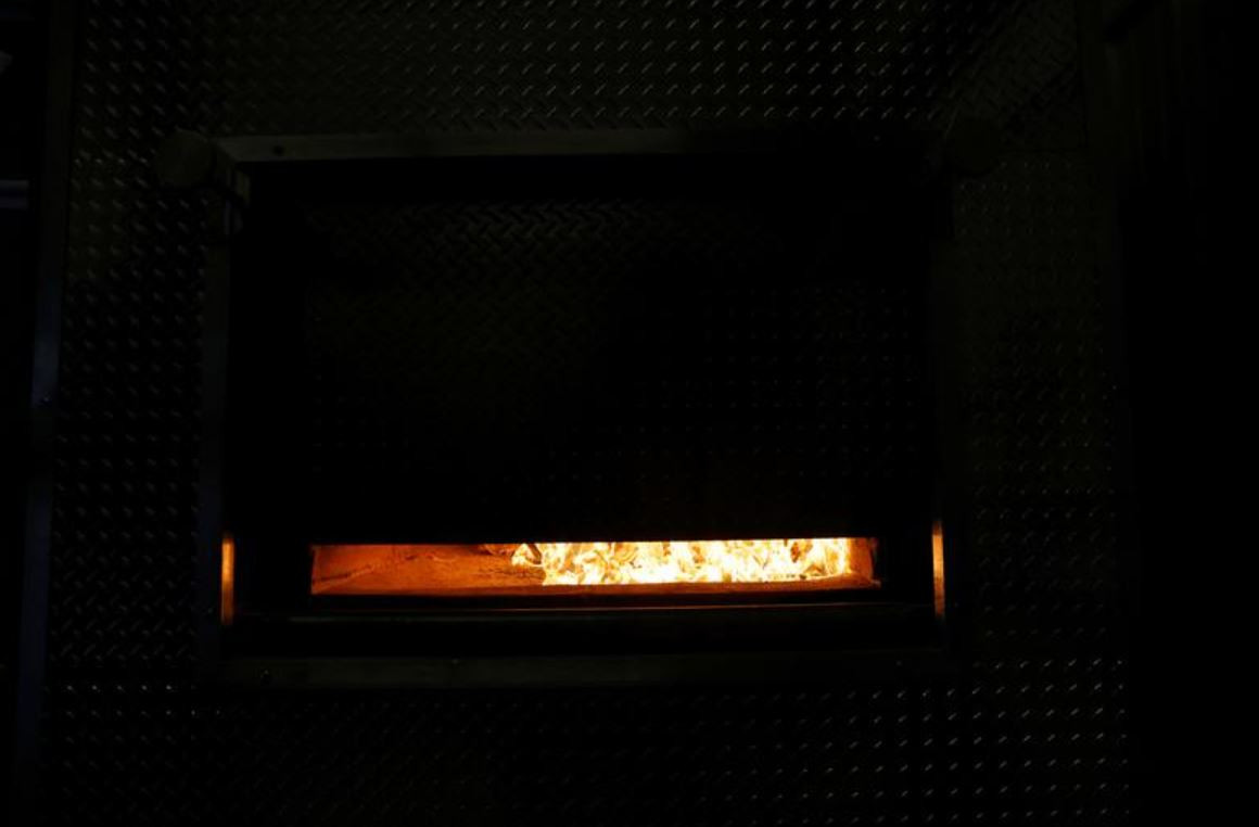 Ông Ferrari kêu gọi người dân ở nhà và luôn khẩu trang khi ra ngoài nếu họ không muốn tiêm phòng COVID-19. Vị cảnh sát trưởng dự kiến sẽ đi tiêm trong tháng này. Ảnh: Reuters