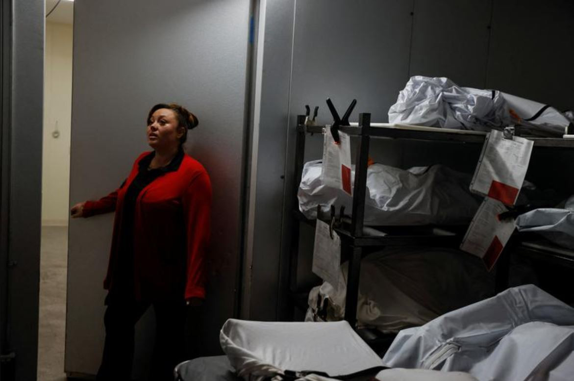 Những nhân viên khác cũng phải làm việc suốt đêm để kịp giao tro cốt cho các gia đình nạn nhân COVID-19.