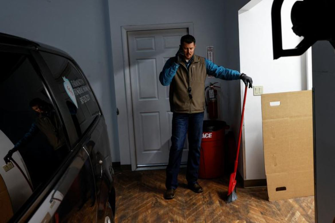 Ferrari nói rằng có lúc ông"ngập đầu" với các thi thể. Đó là lúc vị cảnh sát phải đào mộ rất nhiều, thậm chí số mộ đó đủ cho 10-15 năm bình thường, để đảm bảo sẽ có đủ áo quan cho số nạn nhân ngày càng gia tăng.