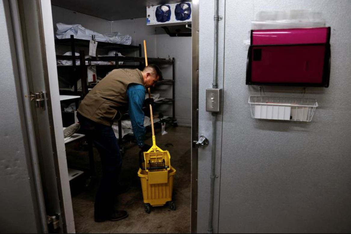 Chi phí mai táng cho một thi thể có thể lên đến 1.895 USD. Đôi khi để giúp đỡ các gia đình nghèo, Ferrari sẽ lấy dụng cụ săn bắn hoặc đồ gia dụng làm khoản ứng trước cho dịch vụ hỏa táng.