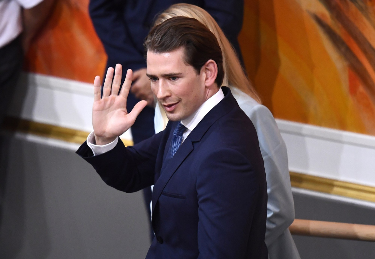 Ông Sebastian Kurz là Thủ tướng thứ 25 của nước Áo và cũng là người đứng đầu trẻ nhất thế giới ở tuổi 35. Từ năm 2011 tới 2017 ông là chủ tịch đoàn thanh niên OVP và từ năm 2016 là chủ tịch trường chính trị OVP. Hiện tại ông đang nhận 328.600 USD/năm với tư cách là Thủ tướng, gấp khoảng 6 lần mức lương trung bình của công dân Áo.