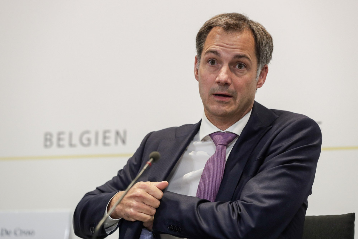 Ông Alexander De Croo nhậm chức Thủ tướng Bỉ - vị trí đã bị bỏ trống trong gần hai năm vào tháng 10/2020. Hiện tại mức lương của lãnh đạo quốc gia này là 267.000 USD, thường xuyên sử dụng chuyên cơ Airbus A321 cho các chuyến bay đường dài, chiếc Dassault Falcon 90, Embraer ERJ 135 và 2 chiếc Embraer ERJ 145.