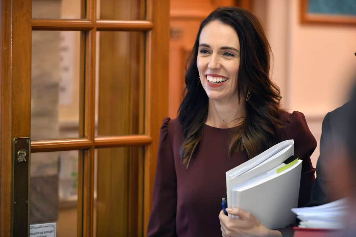 Kể từ ngày 26/10/ 2017, bà Jacinda Ardern là thủ tướng của New Zealand và sở hữu mức lương 324,000 USD. Bà là lãnh đạo nữ duy nhất sau Thủ tướng Pakistan Benazir Bhutto sinh con khi tại chức và mang con đến họp Đại hội đồng Liên hợp quốc.