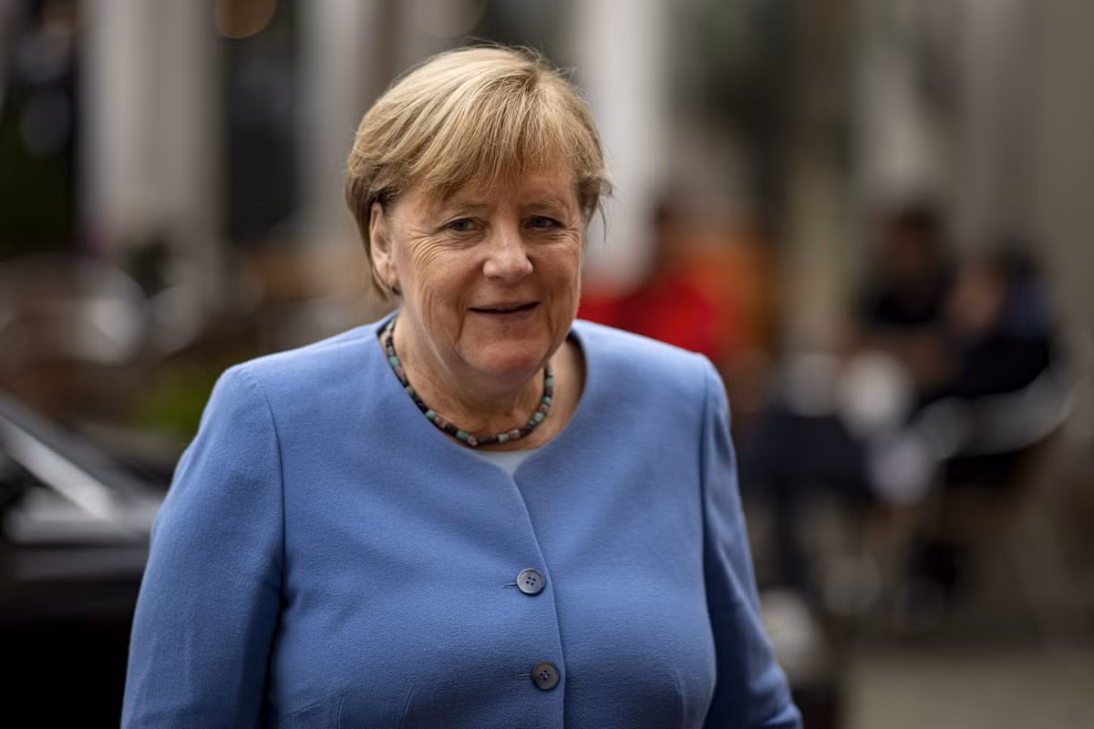 Thủ tướng Đức Angela Merkel nằm trong top 5 lãnh đạo quốc gia có lương cao nhất thế giới, ở mức 369.700 USD/năm. Bà Merkel trở thành nữ thủ tướng đầu tiên của Đức vào năm 2005, được coi lãnh đạo nữ có sức ảnh hưởng nhất. Hiện Thủ tướng Đức đã ở nhiệm kỳ thứ 4 và cũng là nhiệm kỳ cuối cùng của bà.